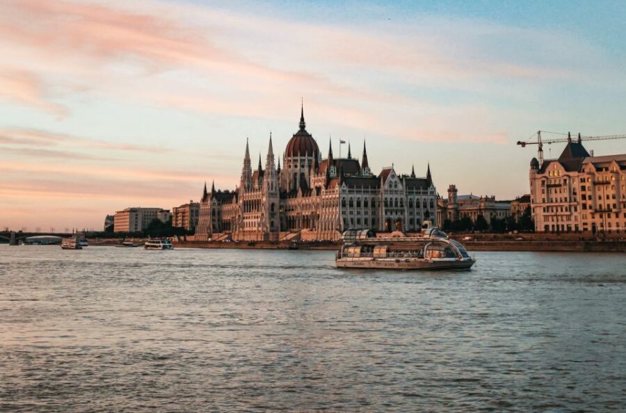 Budapest: 1-Hour Evening Sightseeing Cruise with Drink - Buda Castle on the Hill: the payoff view