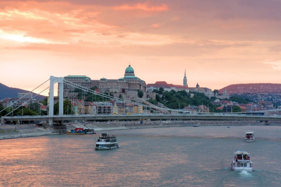 Budapest: 3-hour City Tour with Castle Walk + 1-hour Cruise - Entering the route: a 3-hour bus loop that builds your map