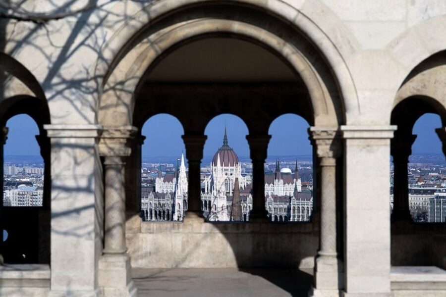 Budapest: 3-Hour Grand City Tour and Castle Walk - Crossing the Danube: bridges as a mini geography lesson