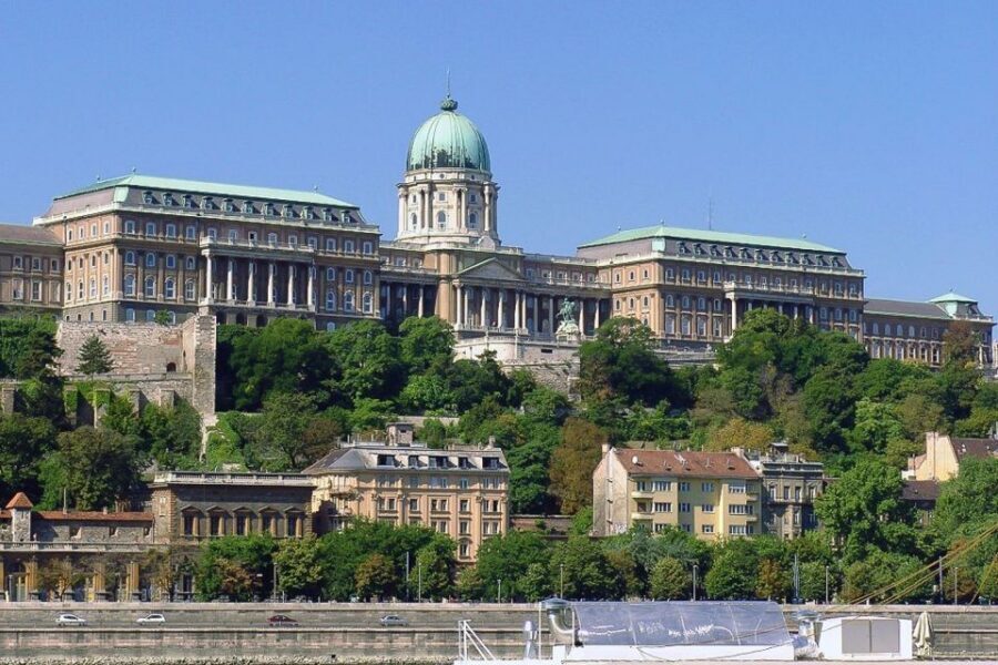 Budapest: 3-Hour Grand City Tour and Castle Walk - Gellért Hill photo stop: one of the best quick skyline hits