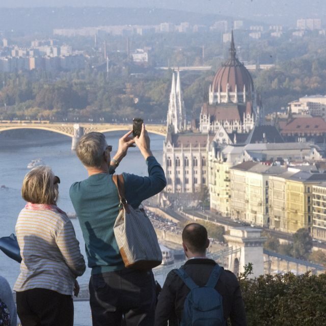 Budapest: 3-Hour Live Guided Sightseeing Tour - Meeting point near Parliament: start where the sightseeing makes sense