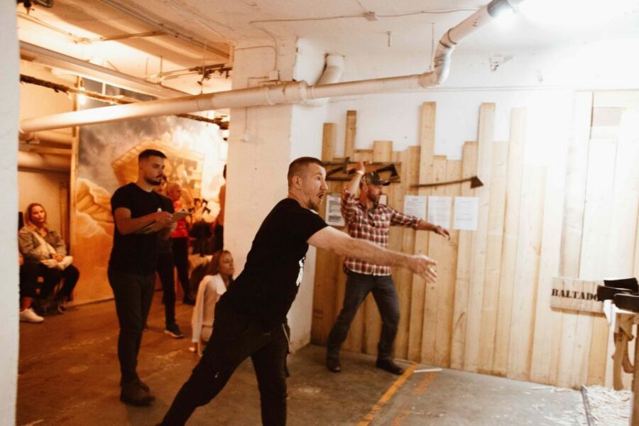 Budapest: Axe Throwing Experience - Key points to know before you swing
