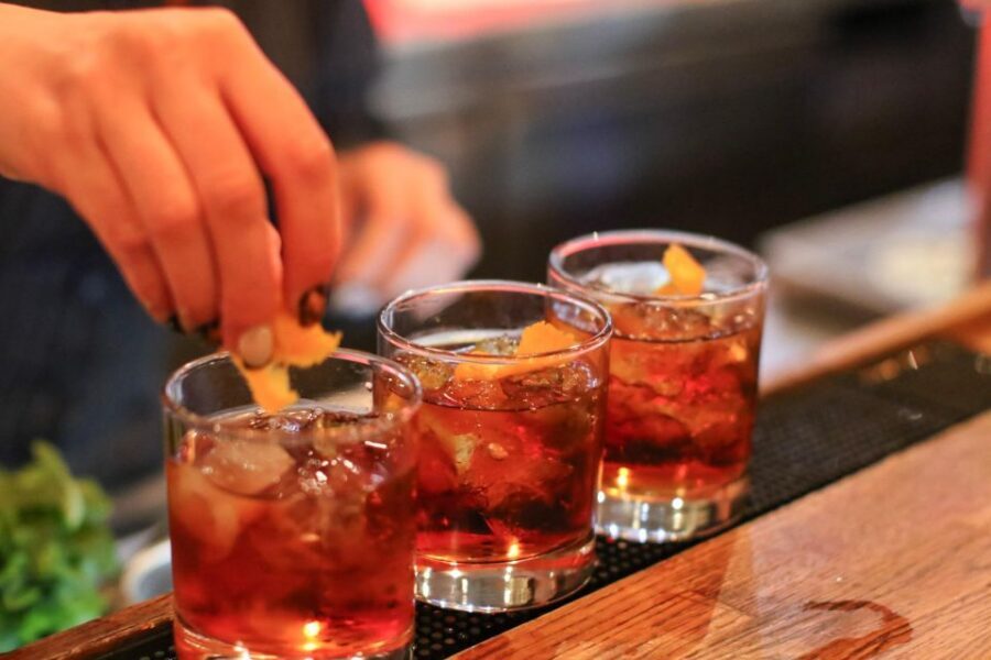 Budapest: Bar Crawl Tour with Local Drinks - Klauzál tér and the guided history break (50 minutes)