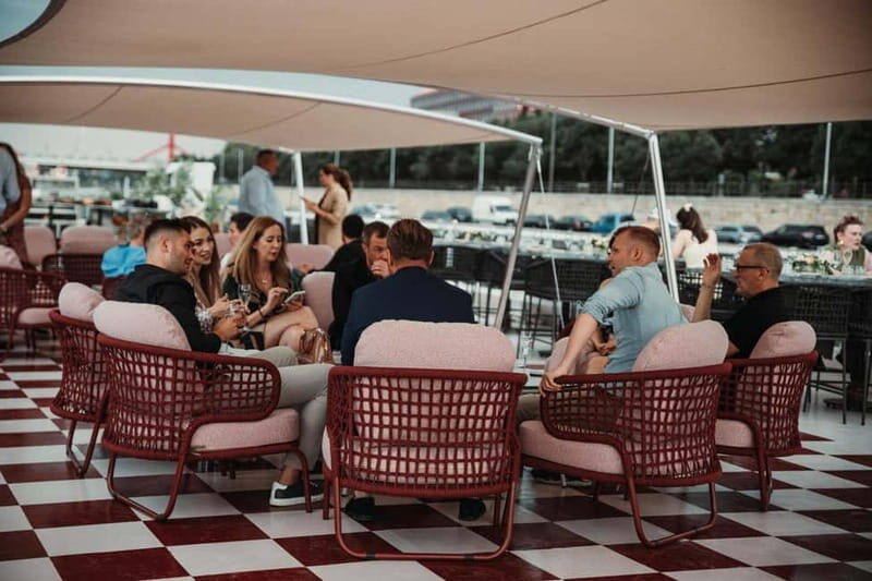 Budapest: BBQ Dinner Cruise w/ Live Music & Unlimited Drinks - Key things that make this cruise work