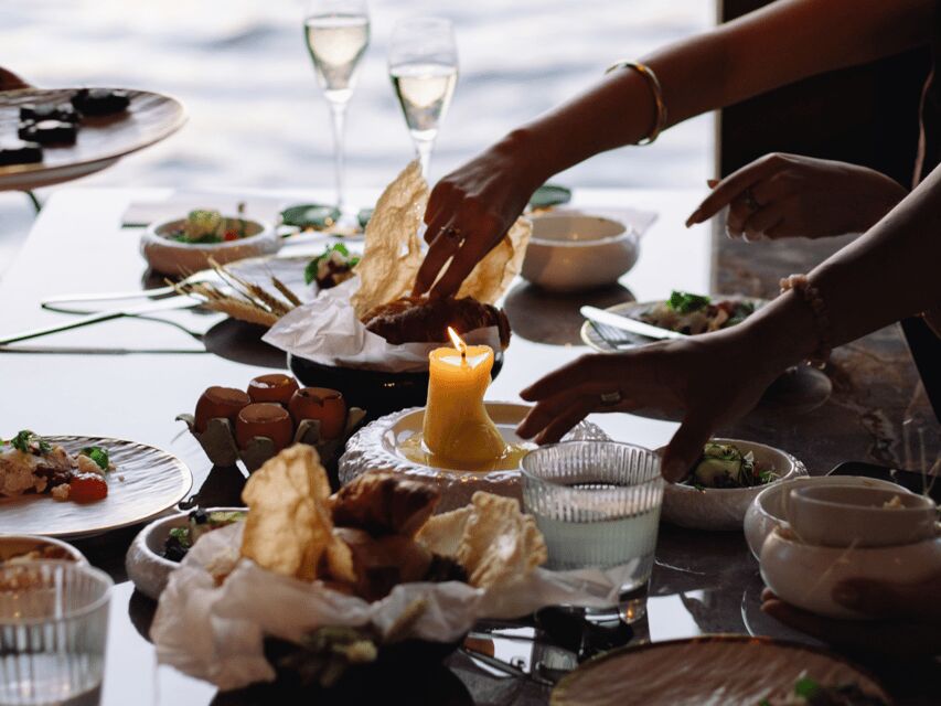 Budapest: BBQ Dinner Cruise w/ Live Music & Unlimited Drinks - What the dinner experience is really like: show kitchen + seasonal dishes