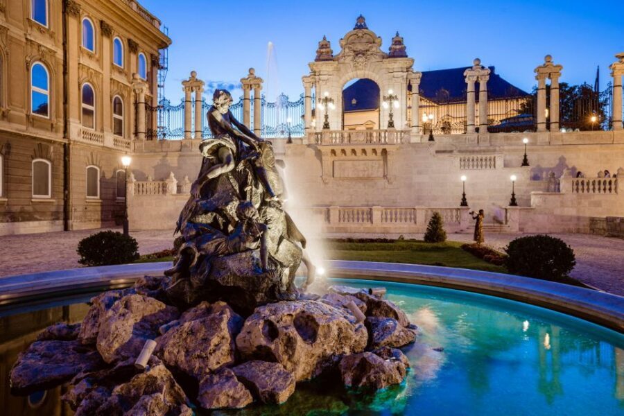 Budapest: Buda Castle Walk with Saint Stephen's Hall - Buda Castle Courtyards and Várhegy Views: Outdoor Highlights That Make Sense