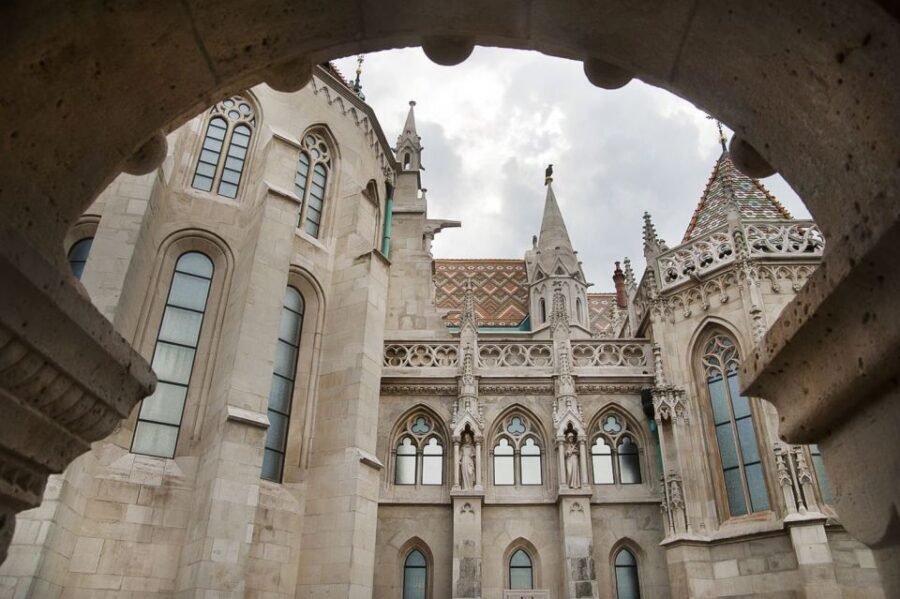 Budapest: Buda Castle Walking Tour in German - Start at Szentháromság Square and get your bearings fast