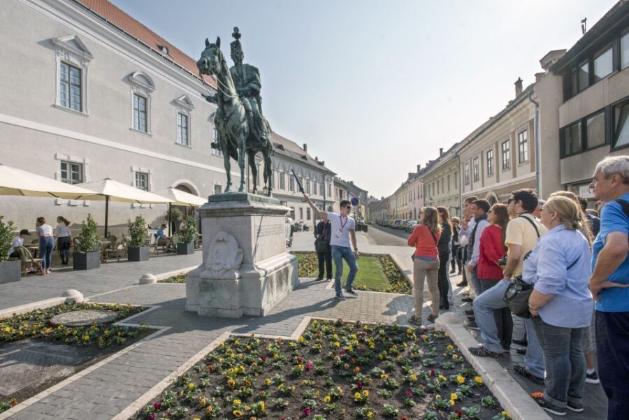 Budapest: Buda Walking Tour - Two hours, rain or shine: how to pace yourself on a hilly cobblestone route