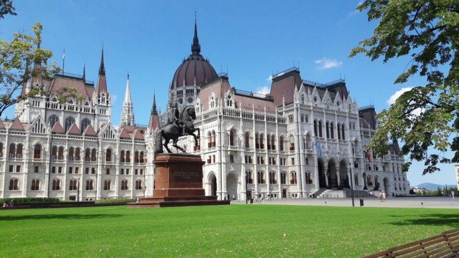 Budapest: City Center Walking Tour - Kossuth Square and the Hungarian Parliament building story