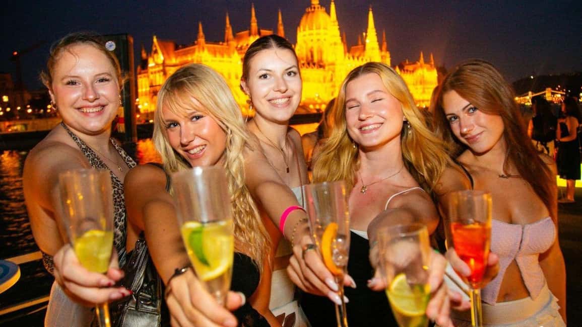 Budapest: Danube Beat Party Cruise with Drink Packages - The 2-Hour Danube Cruise: Landmarks in Night Lights