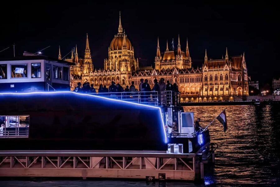 Budapest: Danube River Sightseeing Cruise with Audio Guide - The big sight loop: Parliament to Chain Bridge to Buda Castle