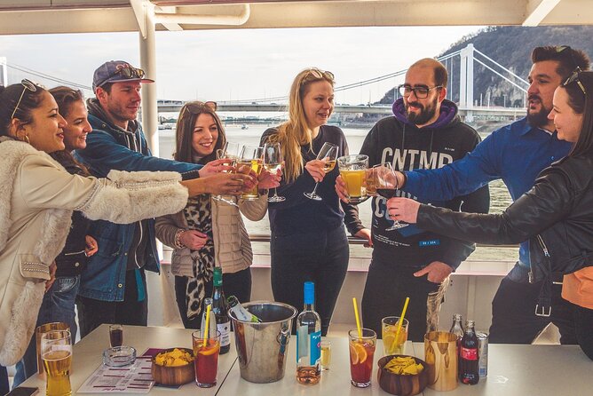 Budapest Danube Sightseeing Cruise with Unlimited Drinks - The Gellért Hill to Chain Bridge Segment: Budapest’s Opening Postcard