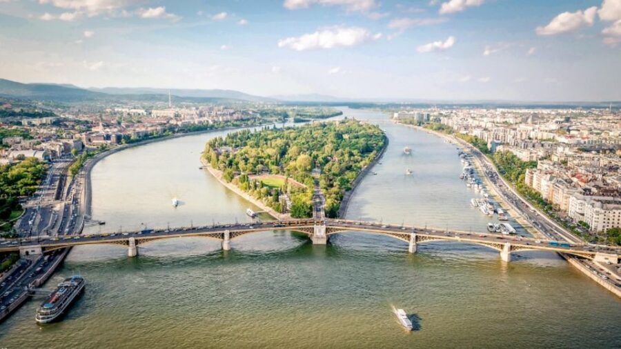 Budapest: Day or Night River Cruise on Panoramic Boat - Castle District highlights: Royal Castle, Matthias Church, and Fisherman’s Bastion