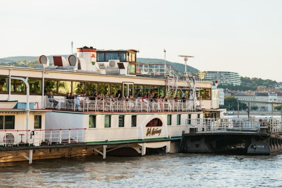 Budapest: Dinner Cruise with Live Music and Folk Dance Show - The buffet dinner: Hungarian comfort food plus vegan options