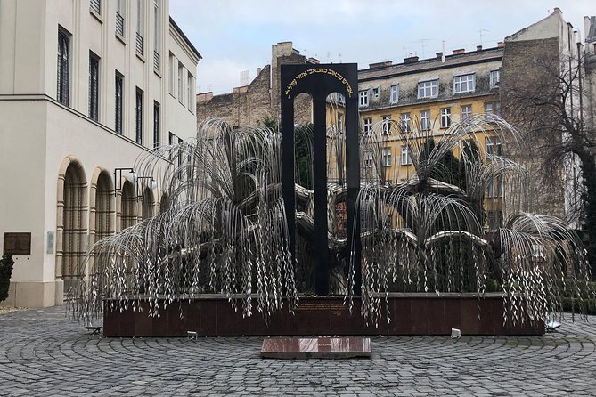 Budapest Dohany, Heroes', Rumbach synagogues & Jewish Ghetto Tour - Raoul Wallenberg Memorial Park: Holocaust remembrance with specific names