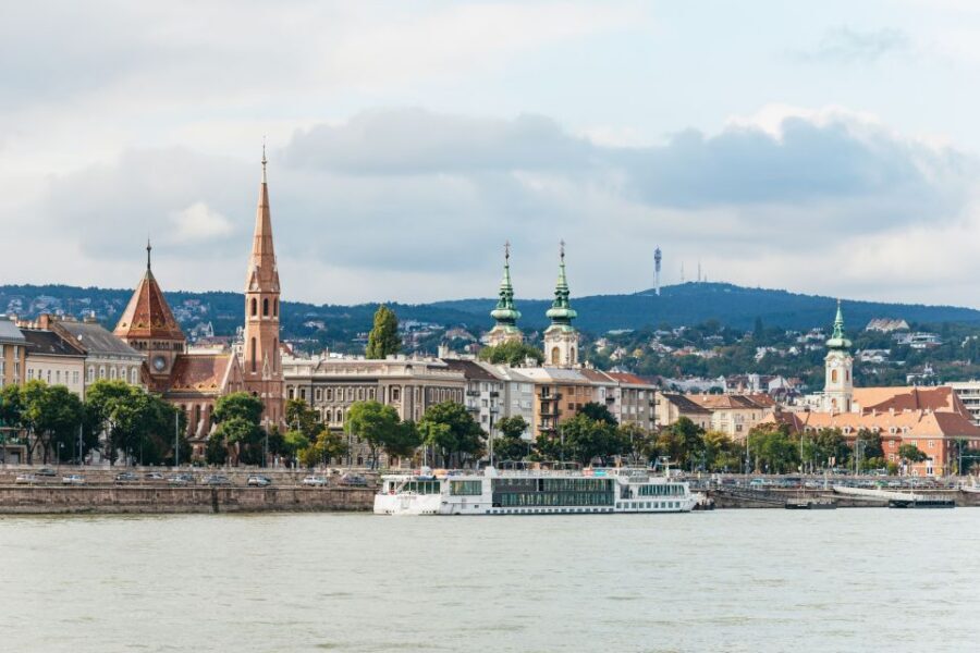 Budapest: Downtown Budapest Cocktail Cruise - Cocktails on Board: Selection, Service Pace, and How to Order