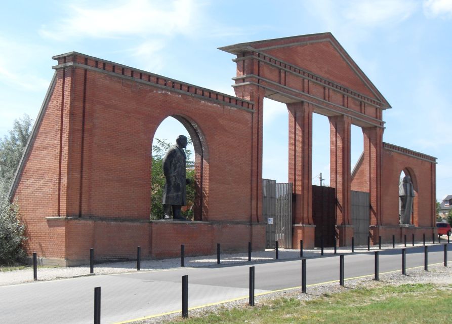 Budapest Half-Day Tour: Life Behind the Iron Curtain - Memento Park: Marx, Lenin, and 42 relocated pieces
