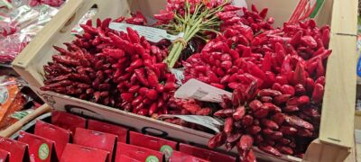 Budapest: Hungarian Cuisine in the Market Hall (german) - Your tasting route: salami, cheese, paprika, pickles, honey, sweets, and Unicum
