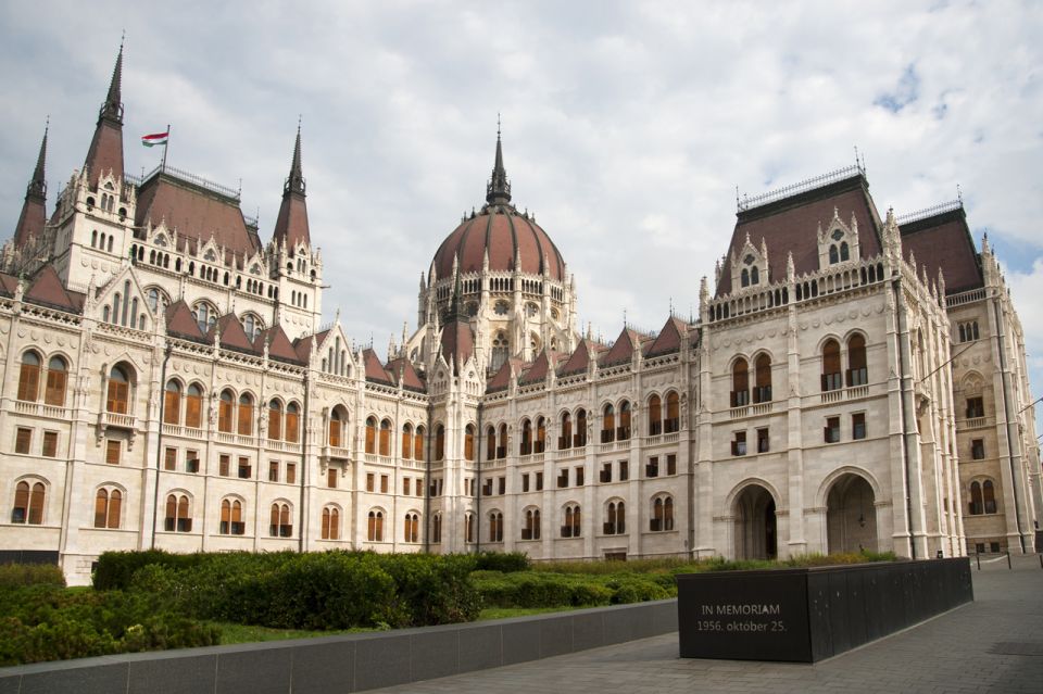 Budapest: Inner City Walking Tour in German - St Stephen’s Basilica: a dome you feel in your chest