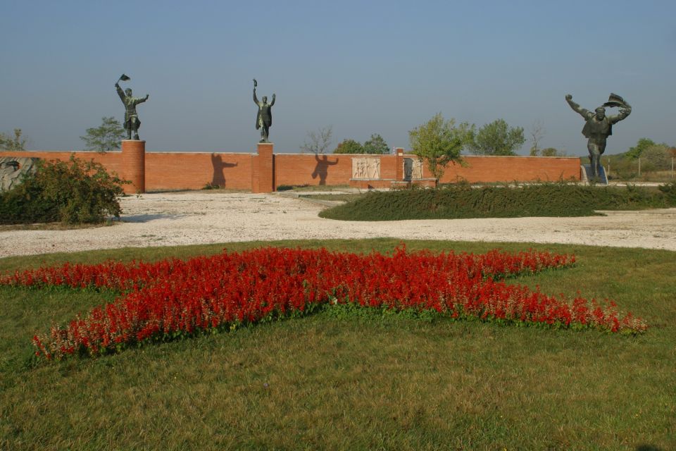 Budapest: Memento Park Ticket - Entering Stalin’s Grandstand and feeling the parade-square scale