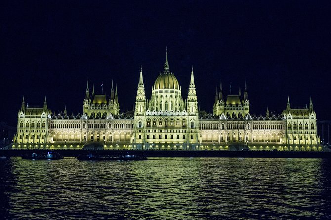 Budapest: Night Walking Tour with Danube River Cruise - Starting at the Hungarian State Opera and getting your bearings