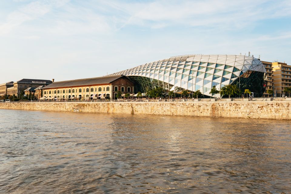 Budapest: Nighttime or Daytime Sightseeing Cruise - What you actually see: bridges, hills, and the Parliament viewpoint