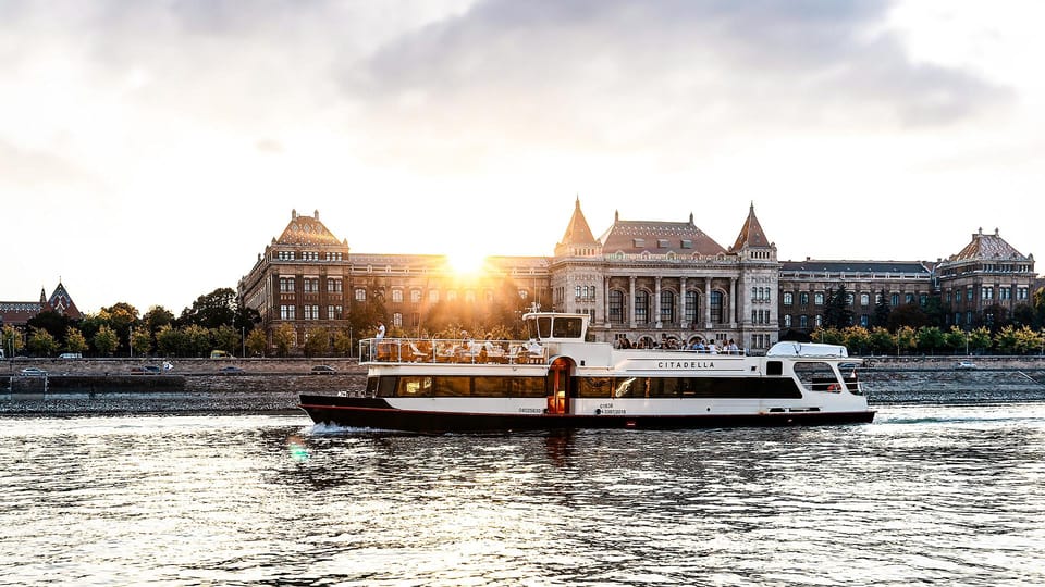 Budapest: Premium Sightseeing Cruise with Tokaj Frizzante - A one-hour Budapest cruise that actually fits real schedules