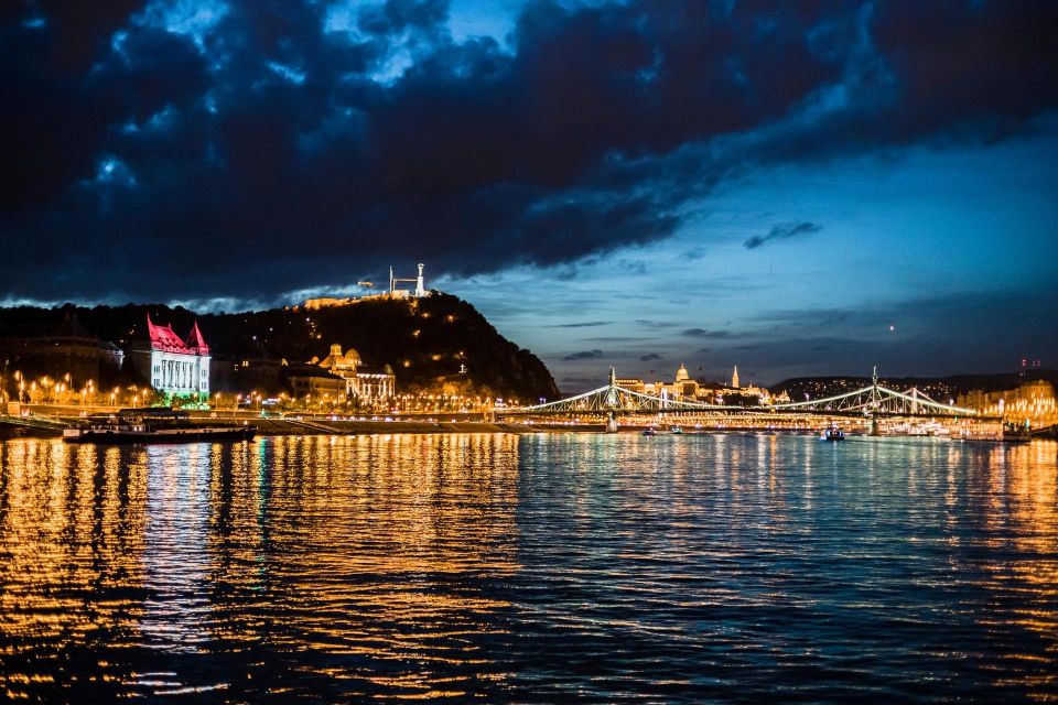 Budapest: Premium Sightseeing Cruise with Tokaj Frizzante - Getting the seat you want: first-come, not first-appointed