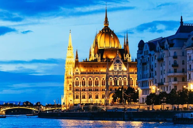 Budapest: Prosecco Dinner Cruise with Live Music - Key things you’ll notice fast