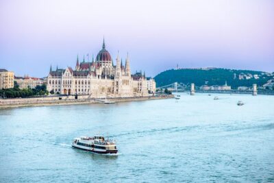 Budapest River Cruise with 1 Free Tokaj Frizzante and Audio Guide - The 1-hour panorama: what you’ll see along the Danube