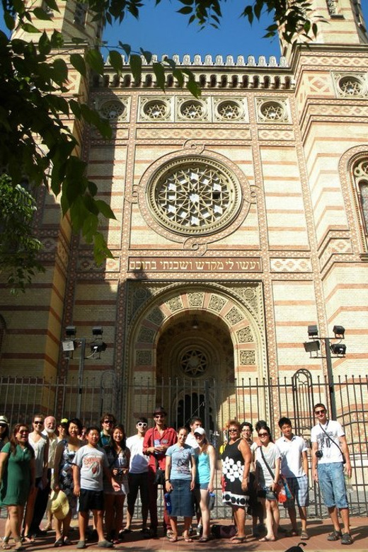 Jewish Quarter of Budapest Walking Tour - Finding The Group: Budapest Eye and That ROYAL BLUE Flag