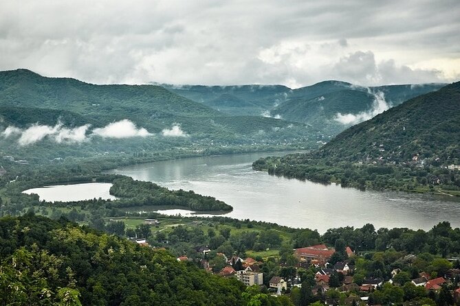 Scenic Danube River bend hills & the Art Town: Private Car Tour - The car experience: classic charm, and how to manage comfort