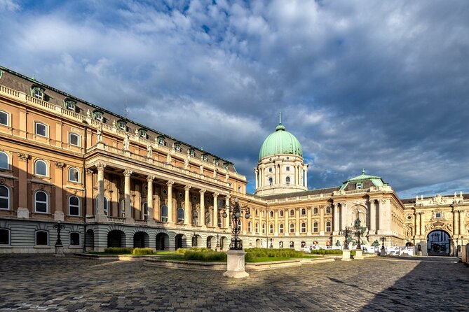 Walking tour in the Buda Castle incl. Fisherman's Bastion - Karmelita Kolostor and the White House Connection